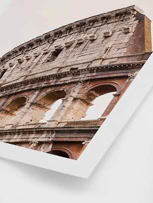Primo piano inclinato degli archi e della facciata in pietra del Colosseo in una stampa incorniciata