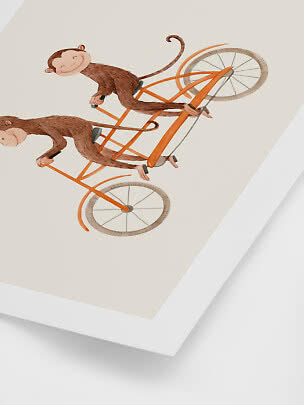 Illustration von zwei Affen auf einem orangefarbenen Tandem vor beigem Hintergrund