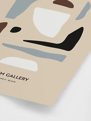 Abstrakt plakat med organiske former i sort, hvid, brun og blå på beige baggrund