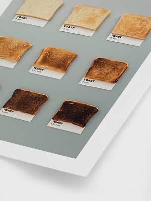 Tranches de pain grillé de clair à brûlé, avec temps de cuisson indiqués sur fond gris