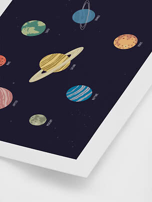 Ilustracja planet Układu Słonecznego na ciemnym tle, z Saturnem pośrodku