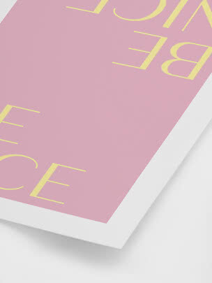 Roze poster of boekomslag met gele letters op een wit oppervlak
