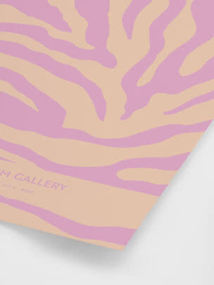Affiche abstraite avec rayures ondulées façon zèbre en rose et pêche.