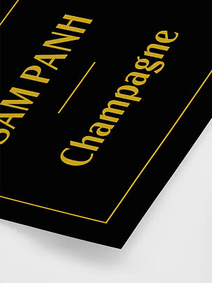 Black book cover with yellow text reading "Samtale" and "Champagne" at an angle