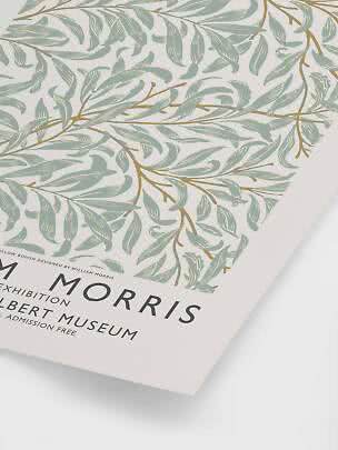 Plakat med lysegrønt bladmønster og teksten William Morris Exhibition på hvid baggrund