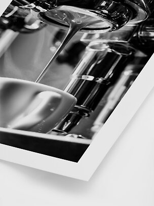 Sort-hvid nærbillede af espressomaskine, der hælder kaffe i en hvid kop