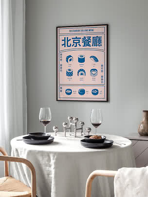 Poster incorniciato con illustrazioni blu di sushi sopra una tavola apparecchiata con piatti neri