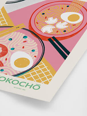 Farverig plakat med to skåle ramen, æg, svampe, rejer og spisepinde i grafisk stil