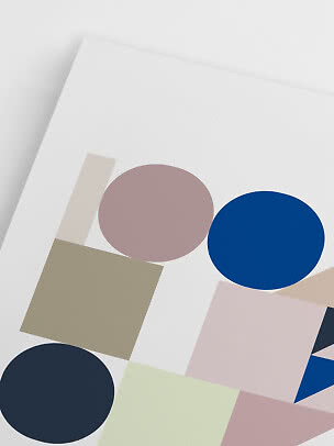 Abstrakt poster med färgade cirklar, fyrkanter och trianglar på vit bakgrund