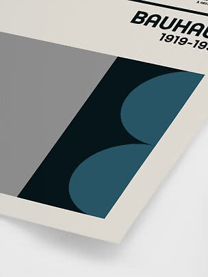 Bauhaus-plakat med geometriske former i grå, sort og blå på lys baggrund