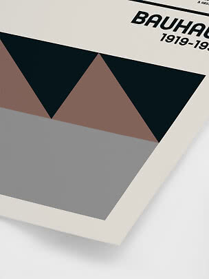 Bauhaus-affisch med geometriska trianglar i svart, brunt och grått på ljus bakgrund