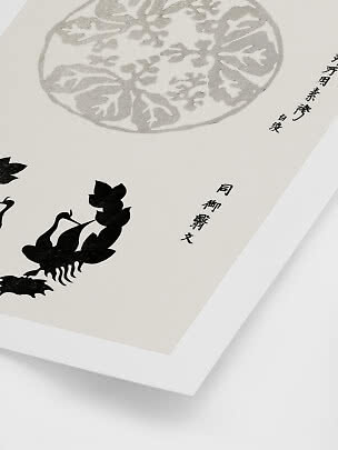 Ingelijste kunstprint met botanische vormen en zwarte Chinese kalligrafie op crèmekleurige achtergrond