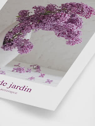 Poster mit violetten Fliederblüten in weißer Vase vor hellem Hintergrund
