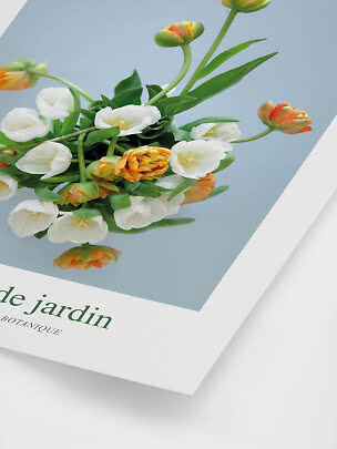 Poster met boeket van witte en oranje tulpen op lichtblauwe achtergrond