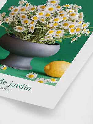 Plakat med hvide margueritter i grå vase og en gul citron på grøn baggrund