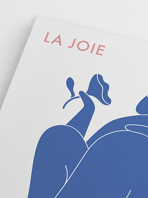 Nærbillede af plakat med teksten LA JOIE i rosa og blå abstrakt illustration på hvid baggrund