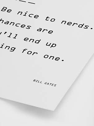 Nahaufnahme eines weißen Typografie-Posters mit Bill-Gates-Zitat in schwarzer Schrift.