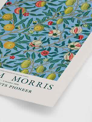 Kunstdruck mit botanischem Muster im William-Morris-Stil, Früchten und Blumen auf hellblauem Grund