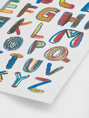 Estampado de alfabeto colorido con letras pintadas a mano sobre fondo blanco