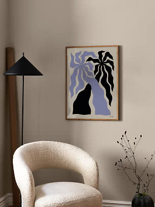 Gerahmtes abstraktes Blumenposter in Lavendel und Schwarz an einer beigen Wand