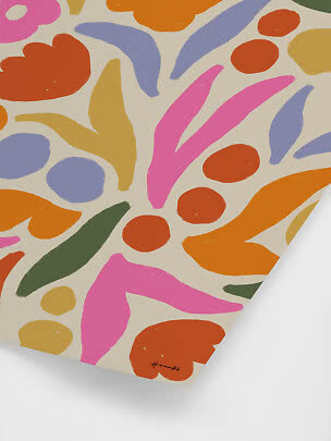 Póster abstracto con formas orgánicas coloridas en rosa, naranja, lavanda, verde y amarillo sobre beige