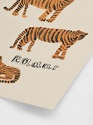 Nahaufnahme eines cremefarbenen Posters mit handgezeichneten orangefarbenen Tigern und dem Wort Roaar