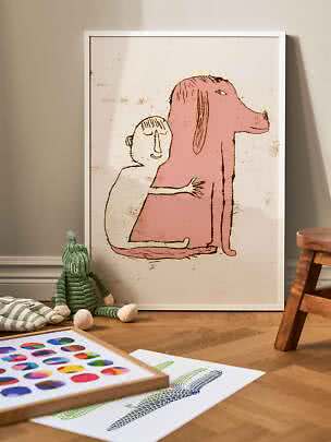 Gerahmtes Poster mit Skizze eines Kindes, das einen großen rosa Hund umarmt, an die Wand gelehnt