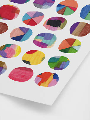 Poster bianco con forme ovali colorate disegnate a mano in diversi motivi.