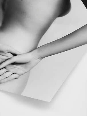 Zwart-wit kunstposter met close-up van iemands bovenlichaam en hand