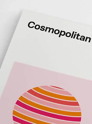 Poster mit dem Schriftzug „Cosmopolitan“ und abstraktem gestreiftem Kreis in Rosa, Orange und Rot