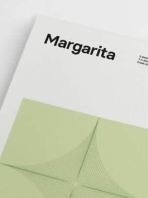 Nahaufnahme eines Margarita-Posters mit schwarzem Titel und hellgrünem abstraktem Motiv