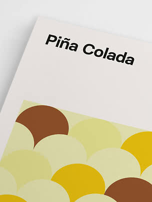 Primo piano di poster con scritta “Piña Colada” e cerchi astratti gialli, crema e marroni