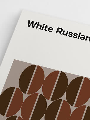 Close-up van White Russian-poster met gestileerde koffiebonen in bruine tinten