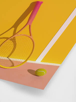 Pastellfarbener Tennisschläger und gelber Tennisball auf gelb-pinkem Platz