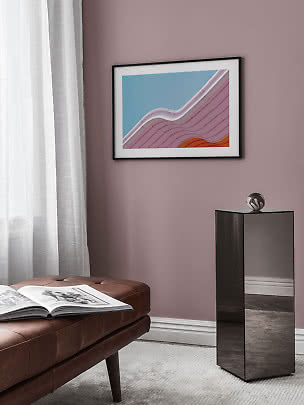Affiche abstraite encadrée avec lignes roses ondulées et ciel bleu sur mur mauve