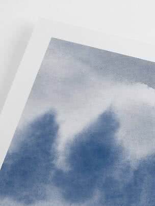 Nærbillede af plakat med blåt, abstrakt landskab og hvid kant