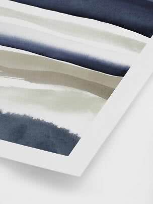 Stampa artistica astratta con larghe strisce ad acquerello blu scuro, grigie e beige