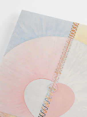 Abstrakt målning med mjuka rosa och blå former och en spirallinje mot ljus bakgrund