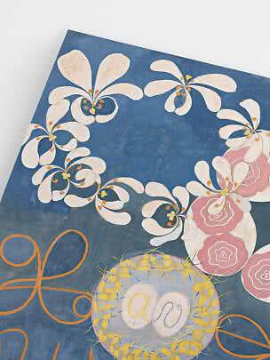 Malerische Blumenillustration auf dunkelblauem Hintergrund mit weißen Blüten, rosa Rosen und Nest mit Eiern