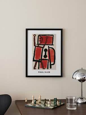 Affiche encadrée de Paul Klee avec figure abstraite rouge et noire au-dessus d'une table d'échecs