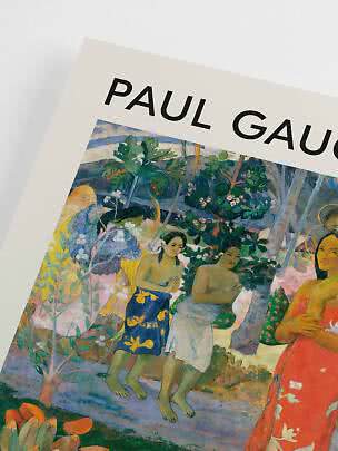 Nahaufnahme eines Kunstposters mit einem Paul-Gauguin-Gemälde von Frauen in üppiger Landschaft