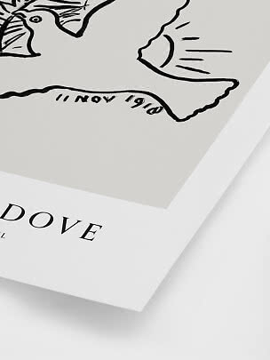 Primo piano di una stampa d’arte in bianco e nero con colomba e ampio bordo bianco