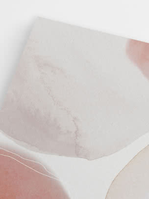 Abstraktes Motiv in zarten Rosa- und Beigetönen mit weichen Formen und marmorierter Struktur