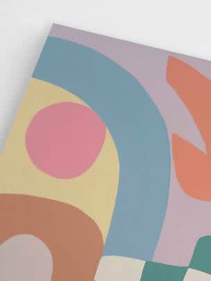 Poster astratto con forme morbide in blu pastello, rosa, giallo, arancione e lilla