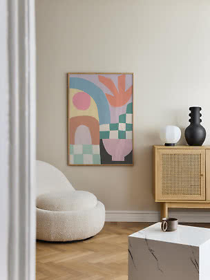 Stampa d’arte astratta colorata con cornice in legno su parete di un soggiorno moderno