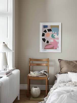 Schlafzimmerecke mit abstraktem Wandbild, Holzstuhl, Bett, weißer Lampe und Bodenvase