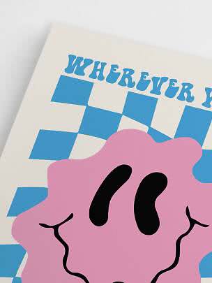Poster astratto con volto rosa sorridente, motivo a scacchi blu e scritta "WHEREVER"