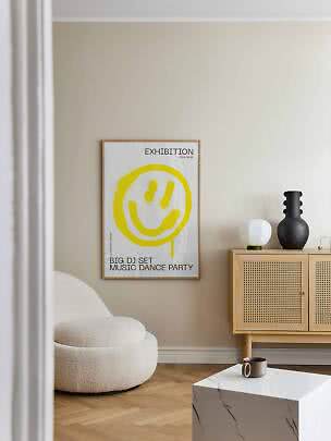 Poster incorniciato con smile giallo su parete beige in soggiorno moderno