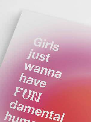 Plakat med pink til orange gradient og hvid tekst med citatet "Girls just wanna have fundamental human..."
