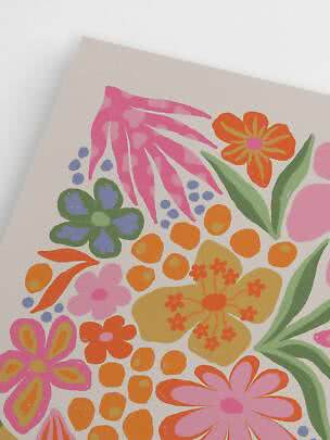 Illustration florale colorée avec fleurs roses, orange, jaunes et violettes sur fond clair